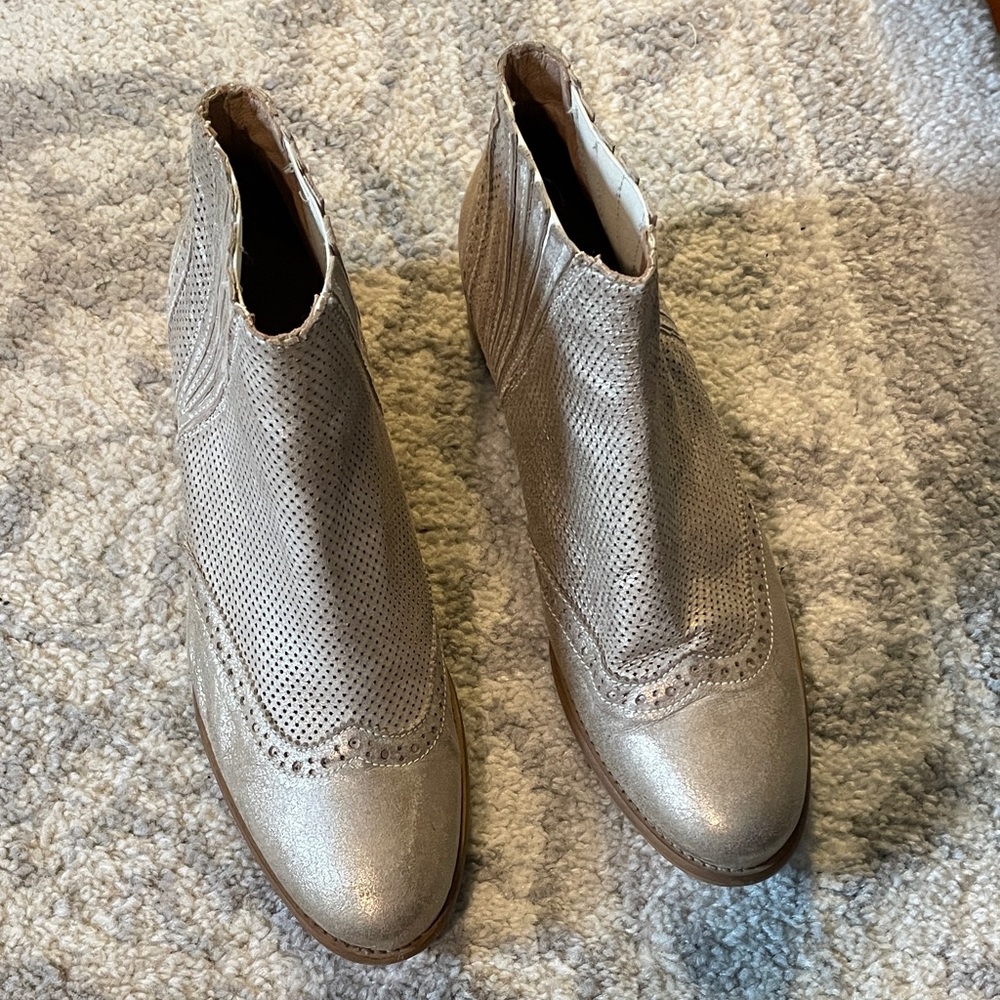 Sundance gold metallic Ankle Booties 39